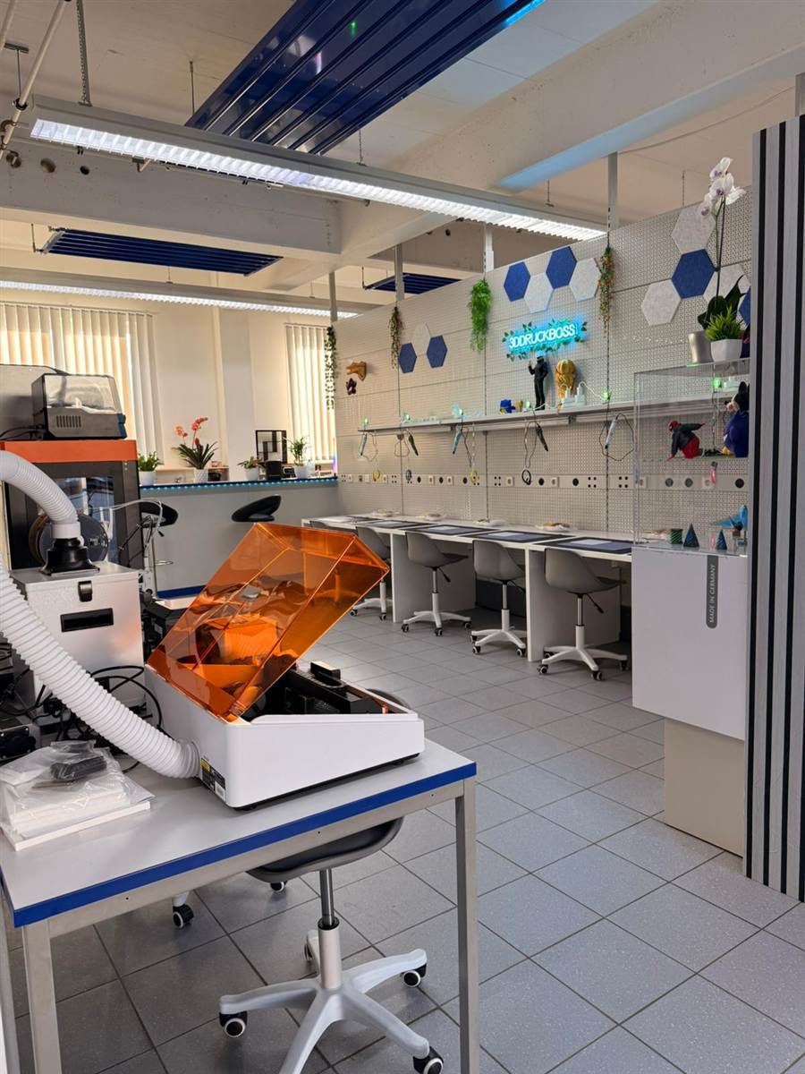 Werkstatt und Erlebnisbereich 3D-Oase von 3DDruckBoss in Tuttlingen mit 3D-Druckern und Lasergravierern