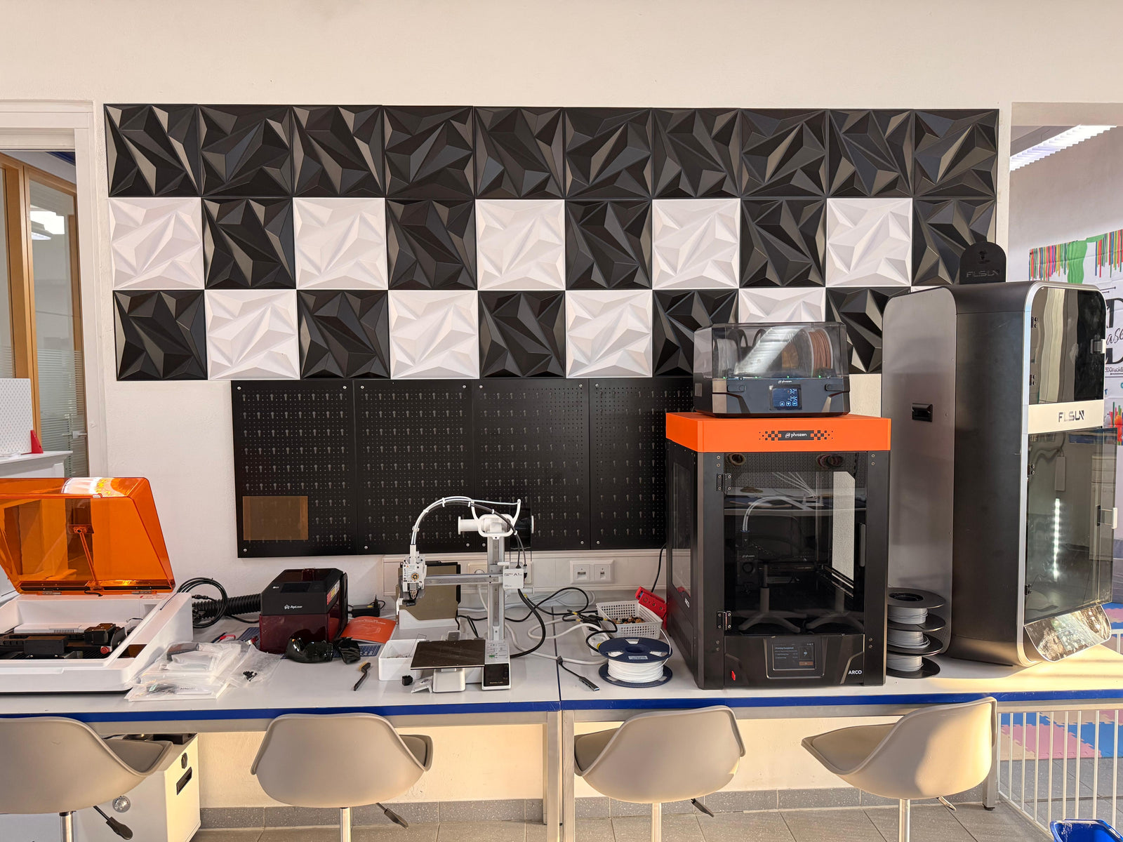 Werkbank bei 3DDruckBoss in Tuttlingen mit 3D-Druckern, Resin-Drucker und Filament
